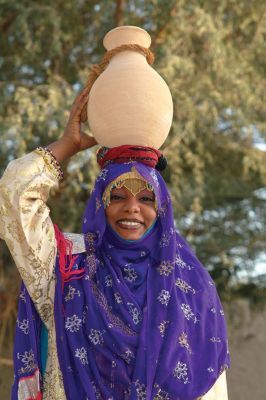 Die gastfreundliche Bevölkerung und eine gute Infrastruktur machen Entdeckungstouren in Oman zu einem komfortablen Vergnügen. (Foto: djd/Sultanate of Oman) Oman 4