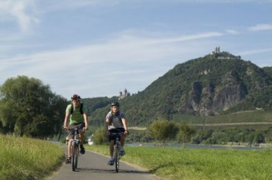 Der berühmte Drachenfels ist eine der vielen Sehenswürdigkeiten, die am RheinRadWeg liegen. (Foto: djd/Niederrhein Tourismus) Drachenfels