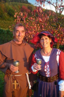 "Mönch" und stilecht gewandete "Bürgersfrau" laden zur vergnüglichen Schlenderweinprobe ein. (Foto: djd/Kraichgau-Stromberg Tourismus e. V.) Kraichgau