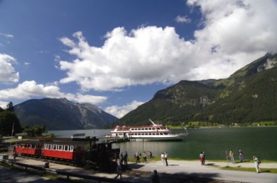 Mit der Achensee-Card lässt sich die Region beispielsweise per Schiff und Zahnradbahn erkunden. (Foto: djd/Hotel Post am See) Achensee