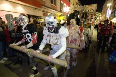 Am 30. Oktober kommt in Kaiserslautern Gruselstimmung auf: Die schaurig-schöne Halloween-City-Parade zieht durch die Innenstadt. (Foto: djd/Stadt Kaiserslautern) Halloween