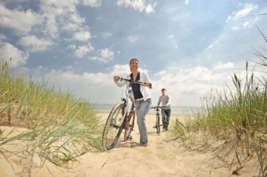 Die Schönheit der Insel Mönchgut kann man mit dem Fahrrad wie zu Fuß ganz entspannt entdecken. (Foto: djd/Stenschke Hotel) Mönchgut
