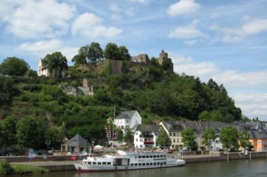 Bei einem Schiffsausflug lässt sich die reizvolle Landschaft der Ferienregion Saar-Obermosel besonders gut genießen.