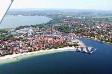 Feinster Sandstrand, ein romantischer Hafen und eine lebendige, quirlige Altstadt machen den Reiz des Ostseebads Eckernförde aus.