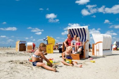 Esens Bensersiel Kinder lieben es, in den Ferien Sandburgen an der Nordsee zu bauen.