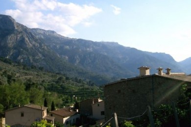 Mallorca 2 Auf Mallorca gibt es abwechslungsreiche Landschaften mit kleinen, verschlafenen Ortschaften, wo bisweilen sogar noch die ursprüngliche Landessprache Mallorquinisch gesprochen wird