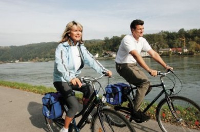 Bei einer Rad-Kreuzfahrt auf der Donau stehen für die Radler täglich zwischen 45 und 60 Kilometer auf ebener Strecke an. Bei einer Rad-Kreuzfahrt auf der Donau stehen für die Radler täglich zwischen 45 und 60 Kilometer auf ebener Strecke an.