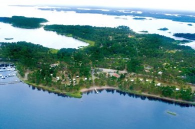 Im Kalmarsund vor Mönsterås liegt die kleine Insel Oknö inmitten der romantischen Schärenlandschaft. Im Kalmarsund vor Mönsterås liegt die kleine Insel Oknö inmitten der romantischen Schärenlandschaft.