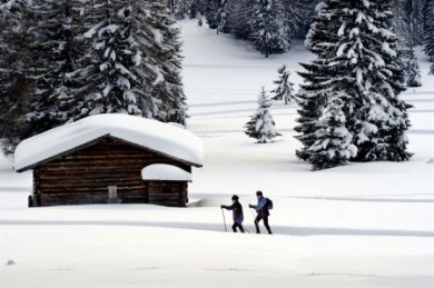 Gemeinsam mit der besten Freundin auf Schneeschuhen durch den Tiefschnee gleiten.