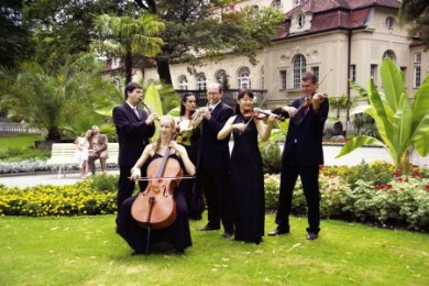 Im Königlichen Kurgarten Bad Reichenhalls spürt man die harmonische Verbindung von Natur, Kultur und Gesundheit mit allen Sinnen.