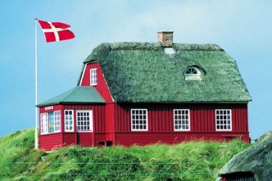 Überall auf dem Festland, an den Küsten und auf den Inseln stehen schmucke kleine Häuschen, die den Dänemarkurlaub erst richtig rund machen. Überall auf dem Festland, an den Küsten und auf den Inseln stehen schmucke kleine Häuschen, die den Dänemarkurlaub erst richtig rund machen.