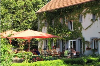 In der Ferienregion Saar-Obermosel finden Urlauber eine Vielzahl an Weingütern und Straußwirtschaften. Der "WeinGuide" hilft bei der passenden Auswahl.