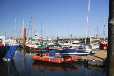 Am Lister Hafen kann man nicht nur zum obligatorischen Fischbrötchen einkehren, sondern auch die vielen kleinen und großen Schiffe beobachten, wenn sie auf das Meer hinausschippern. Am Lister Hafen kann man nicht nur zum obligatorischen Fischbrötchen einkehren, sondern auch die vielen kleinen und großen Schiffe beobachten, wenn sie auf das Meer hinausschippern.