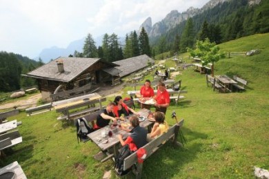 Urige Berghütten laden in der Region Rosengarten-Latemar zur geselligen Einkehr ein.