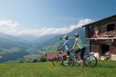 Mit dem E-Bike die Landschaft genießen, vorbei an urigen Almen, Gasthöfen und attraktiven Aussichtspunkten. Mit dem E-Bike die Landschaft genießen, vorbei an urigen Almen, Gasthöfen und attraktiven Aussichtspunkten.