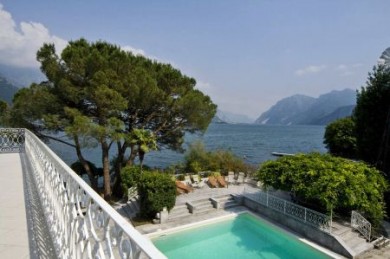 Azurblauer Pool und herrlicher Seeblick: So exklusiv lässt es sich in Italien urlauben. Azurblauer Pool und herrlicher Seeblick: So exklusiv lässt es sich in Italien urlauben.