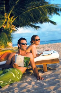Sonnenbrillen mit so genanntem Bi-Gradientenspiegel blocken auch UV-Strahlen ab, die vom Strand oder Wasser reflektiert werden. Sonnenbrillen mit so genanntem Bi-Gradientenspiegel blocken auch UV-Strahlen ab, die vom Strand oder Wasser reflektiert werden.