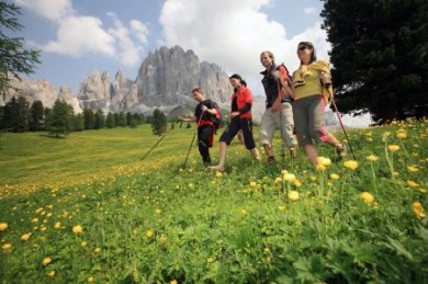 Wandern Dolomiten Aktivsein und Schlemmen gehören unterm Rosengarten zusammen.