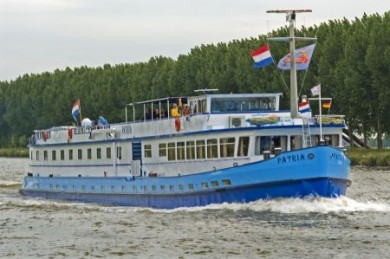 Fluss - Schiff mit Hotel