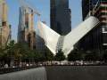 World Trade Center Station (PATH). Das Gebude im Bau befindlich. Davor das 9/11 Memorial. Ein Bassin, angelegt auf dem Grundstck, auf dem frher einer der Twin Towers stand.