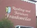 Frankweiler, Deutsche Weinstrasse, Ort 13, Schrift an Haus am Ortseingang - Riesling und Ferienort.