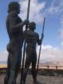 Die beiden Bronze-Statuen stellen die Koenige Guise oder Guize und Ayose von Fuerteventura dar, sie sind 4,5 Meter hoch.