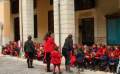 In der Straße Palau Reial sitzen die Kinder brav auf den Stufen