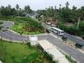 Blick auf das Dorf Ahugalla und die Straße nach Kandy