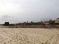 Am Strand vor den Gebuden 9 wurden schon die Holz Pfhle fr die Sonnenschirme eingegraben