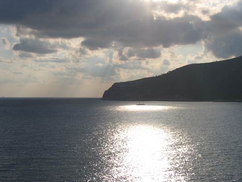 Sonnenuntergang am Meer mit Segelboot